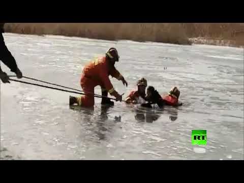 طفلان ينجوان من الموت بأعجوبة في بحيرة متجمدة بالصين