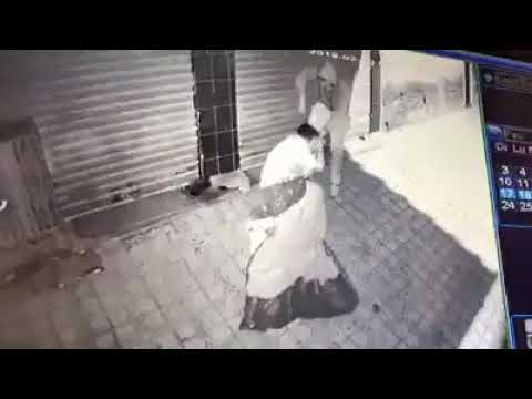 شاهد شخص مُسلَّح يُهدِّد مُتشرِّدًا بالقتل وسط الشارع في الفقيه بنصالح