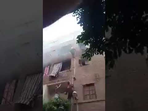 شاهد شاب مصري يجازف بحياته ويتسلَّق مواسير عقار لإنقاذ 3 أطفال