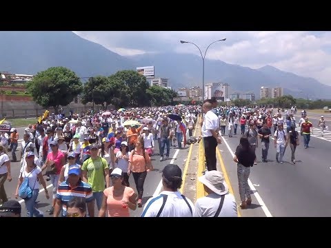 شاهد 4 قتلى و230 مصابًا في احتجاجات ضد مادورو في فنزويلا