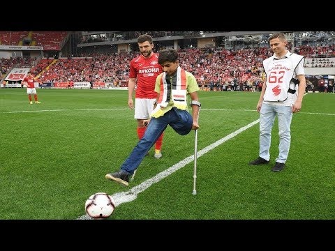 شاهد ضربة الفتى العراقي بطل صورة الرغبة في الحياة في مباراة سبارتاك موسكو وأوفا