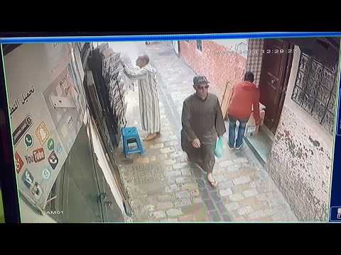 شاهد  كاميرا المُراقبة ترصد سرقة في المدينة العتيقة