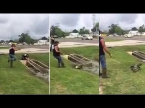 أمريكي يعثر على تمساح عملاق بحديقة منزله