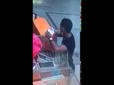 شاهد بالفيديو كاميرا مراقبة ترصد سرقة هاتفين