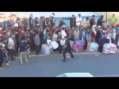 شُرطة إسبانيا تضرب المغاربة في باب سبتة