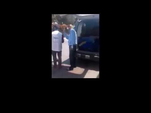 بالفيديو انفصالي يتهجم على موظف على متن سيارة إسعاف