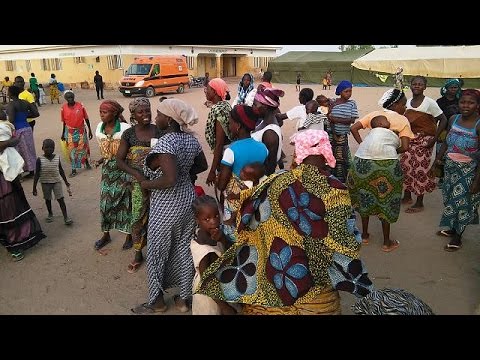 بالفيديو الجيش النيجيري يحرر نحو 700 رهينة لدى بوكو حرام