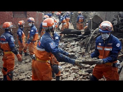 شاهد إنقاذ ثلاثة أشخاص أحياء من تحت الأنقاض في نيبال