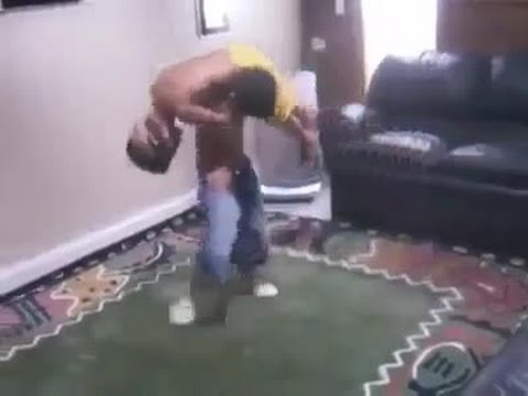 شاهد طفلان في جولة مصارعة حرة داخل المنزل