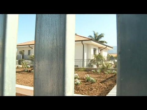 شاهد تحويل منزل زعيم عصابة إلى مركز للشرطة