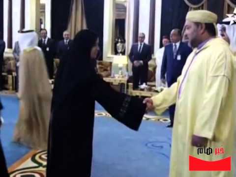 بالفيديو استحياء الملك محمد السادس عندما سلمت عليه امرأة اماراتية