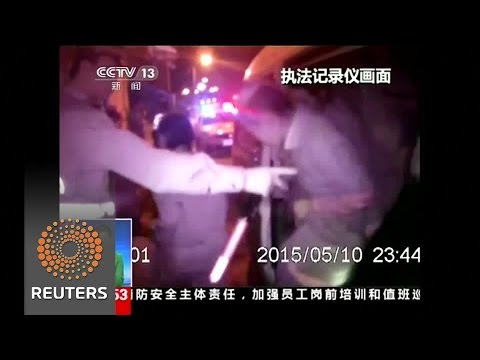 بالفيديو توقيف 50 صينيًا محشورين في سيارة ستة راكب