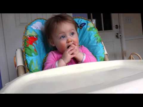 شاهد لقطة طريفة لطفلة تتناول الليمون للمرة الأولى