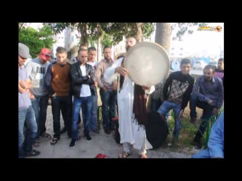 برتغالي وإنكليزي يقرعان الطَبْل والدُّف في المغرب