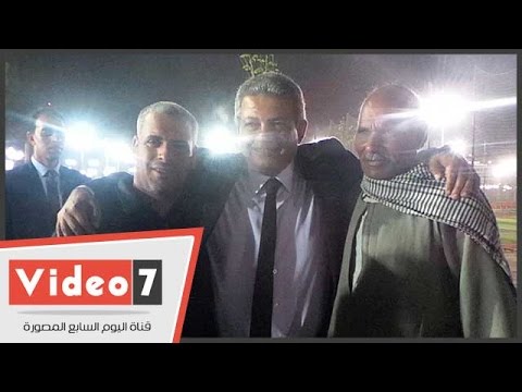 شاهد وزير الشباب يلتقط صورًا مع عمال النظافة