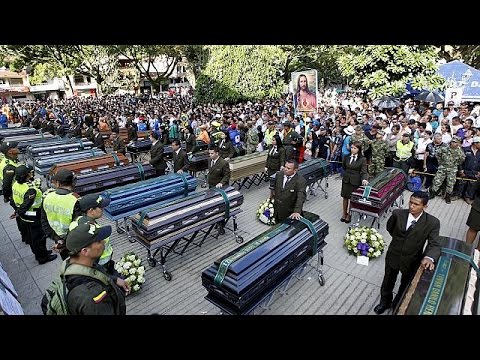 بالفيديو جماهير تشيع جنازة ضحايا انجراف التربة في سالغار