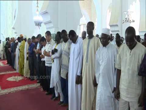 بالفيديو الملك المغربي محمد السادس يصلي الجمعة في دكار