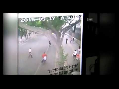 جدار ينهار ويدفن 9 أشخاص