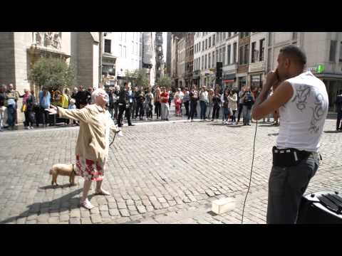 عجوز تتراقص على نغمات الـ«بيت بوكس»