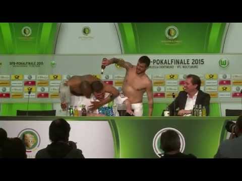 شاهد رد فعل مدرب فولفسبورغ بعد سقوط البيرة على رأسه