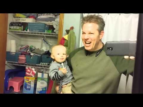 بالفيديو طفل يشعل مواقع التواصل بتقليد والده