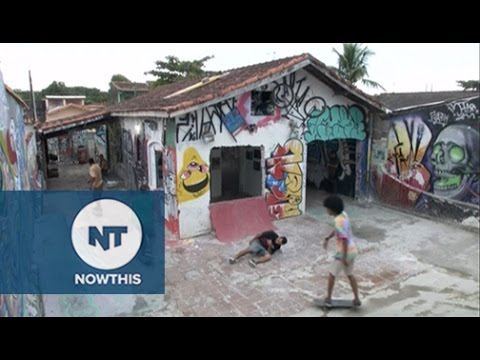 الابن يحول منزلهما إلى مضمار تزلج خيري