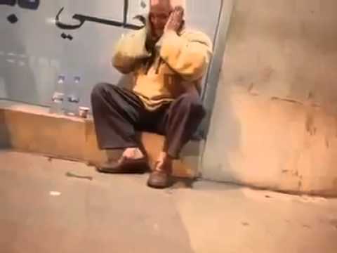 شاهد بالفيديو عجوز يرتل القرآن بصوت رائع