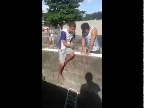 شاهد شبان ينقذان مجموعة جراء من الغرق