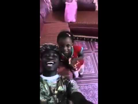 بالفيديو أب يغني أغنية يا بنات لنانسي عجرم