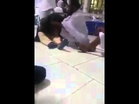 شاهد رجل يدلك قدم والديه المُسنين أثناء العمرة