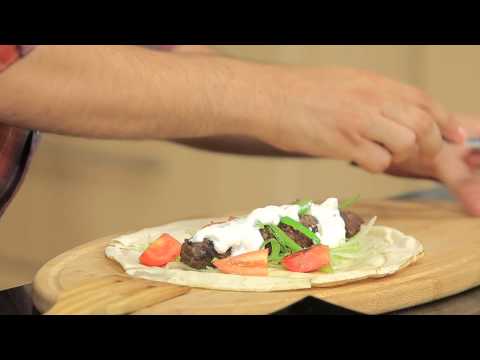 بالفيديو تحضير سندوتش كفتة مشوية وعصير قمر الدين بالصنوبر