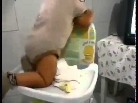 بالفيديو طفل يتسلق مقعده بأسلوب رائع