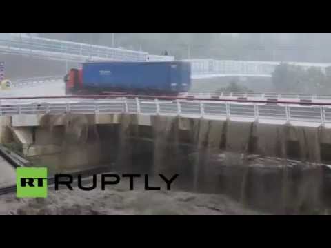 شاهد الفيضانات تجتاح مدينة سوتشي الروسية