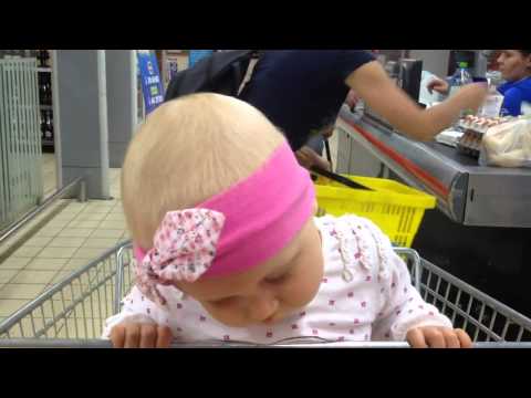 طفلة تقاوم النوم بطريقة طريفة