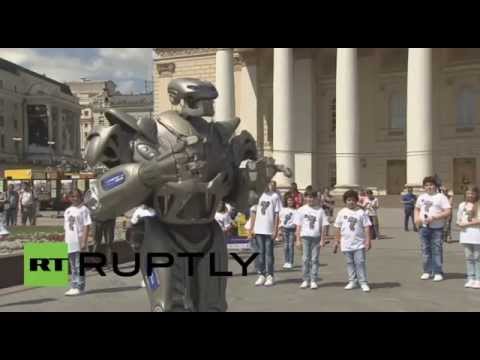 روبوت بريطاني يتعاون مع الأطفال في أداء الأوبرا