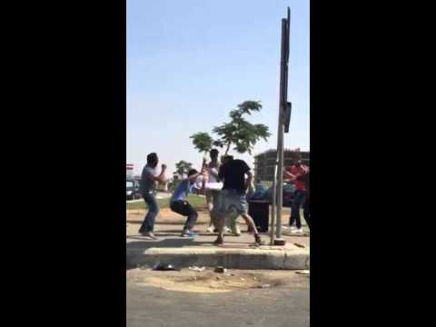 شاب يرتدي زي باليرينا ويؤدى حركات راقصة