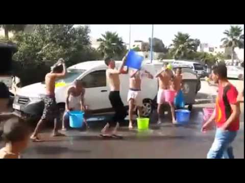 بالفيديو شباب يصبون الماء على أجسامهم بسبب الحر