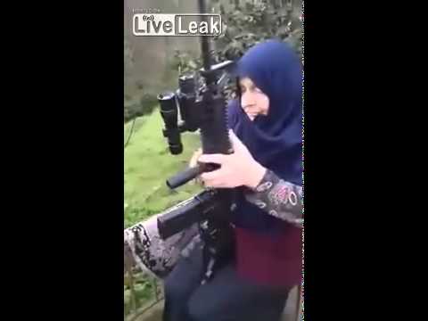 جدة تستعرض مهاراتها في استخدام الكلاشنكوف