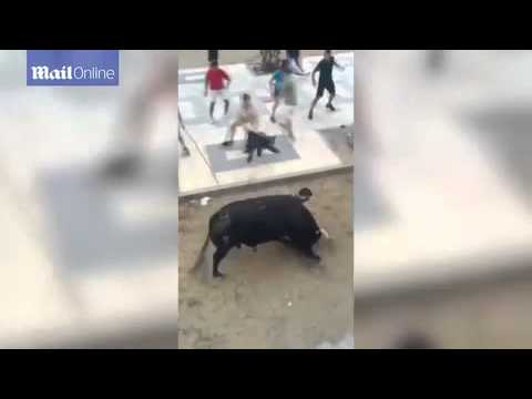 شاهد إسباني يواجه حظًا سيئًا ويسقط تحت أقدام ثور هائج