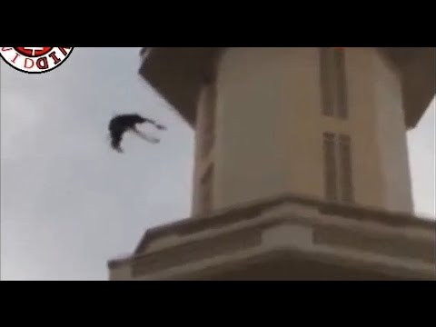 لحظة سقوط رجل من أعلى سطح مئذنة