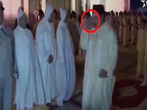 شاهد الملك محمد السادس يتجنب تقبيل يده في مسجد الحسن الثاني