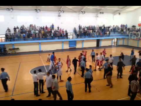 اشتباكات بالأيدي في مباراة لكُرة السلَّة