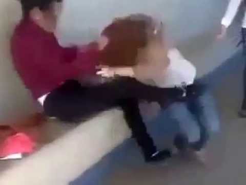 مشادة ساخنة جدًا تقع بين فتاتين في الجامعة