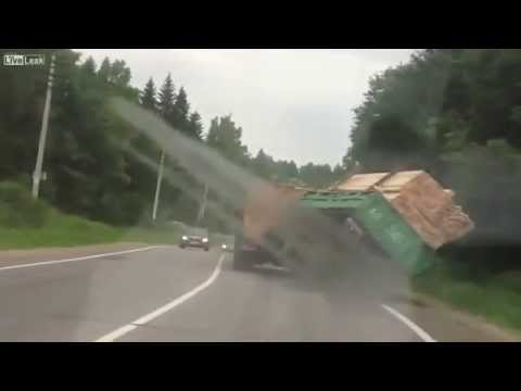 بالفيديو سائق مخمور لا يشعر بانقلاب مقطورته