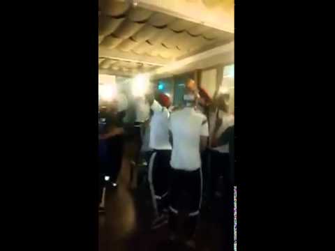 شاهد لاعبو الزمالك يحملون فيريرا احتفالًا بفوزهم بالدوري