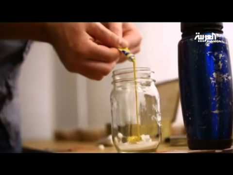 شاهد فنان تشكيلي يستخدم الذباب لإنتاج لوحاته