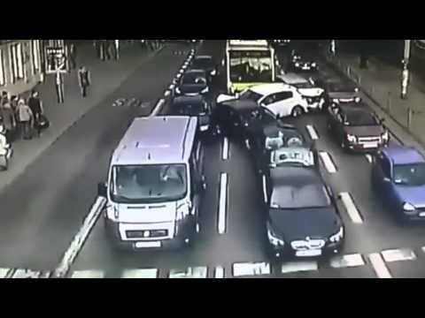 سائق حافلة يتسبَّب في حادث كإرثي