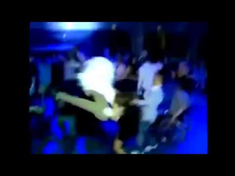 شاهد عريس يتعرض لموقف محرج أمام الحضور