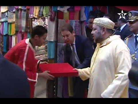 الملك محمد السادس يتلقى هدايا من مواطنين في فاس
