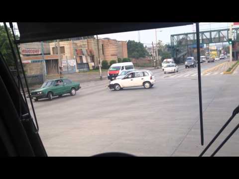 شاهد سائق مكسيكي يلعب المساكة مع آخر